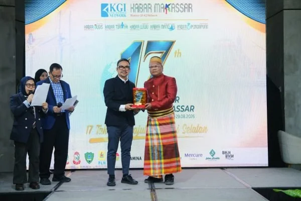 Sutradara Film Solata Ichwan Persada saat menerima penghargaan sebagai Tokoh Budaya Sulsel 2026 yang diberikan langsung oleh CEO KGI Upi Asmaradhana (Dok: Ist)