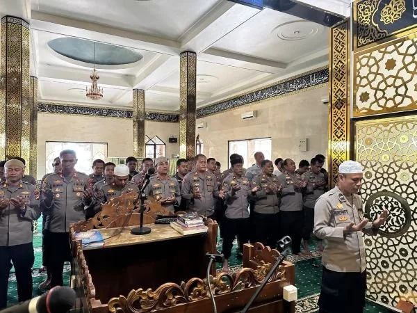 Anggota Polres Bulukumba melksanakan salat gaib untuk korban bencana di aceh dan sumatra  di Masjid Namirah Polres Bulukumba. (Dok: Ist)