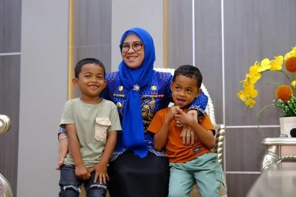 Bupati Gowa, Sitti Husniah Talenrang bersama Samsul dan Aidil (Dok : Ist).