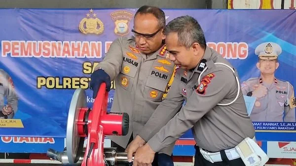 Kapolrestabes Makassar, Kombes Pol Mokhamad Ngajib saat menghancurkan knalpot brong (Dok:Atri KabarMakassar)