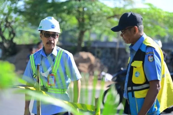Plt Direktur Utama Perumda Air Minum Kota Makassar, Andi Syahrum, saat turun langsung meninjau pengerjaan pengaturan ulang jalur distribusi air, (Dok: Ist).