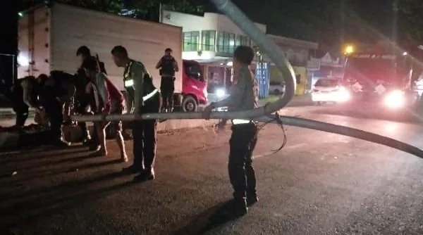 Polisi Berjibaku Evaluasi Tiang Lampu Listrik. (Dok: Ist)