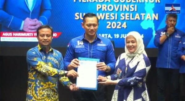 AHY saat memberikan surat rekomendasi pada pasangan kandidat Pilkada Sulsel Andi Sudirman - Fatmawati Rusdi (Dok : ist).