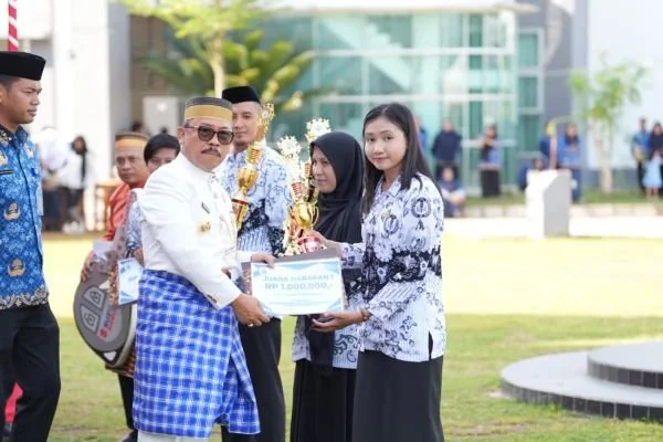 Gubernur Sulbar saat memberikan penghargaan di Hari Guru Nasional di Sulbar (dok:ist)