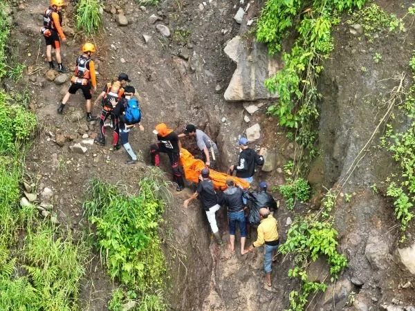 Tim SAR saat melakukan evakuasi korban hilang terseret arus sungai (Dok : Ist).
