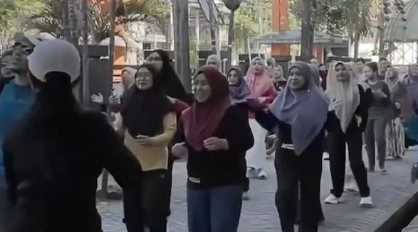 Dinkes Makassar Senam Bersama untuk Jaga Kesehatan dan Kekompakan Staf
