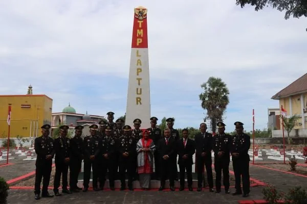 Kapolres Jeneponto bersama Muspida saat Ziarah Kubur ke TMP Karisa (Dok : ist).