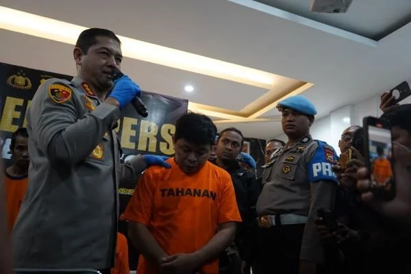 Tersangka pencabulan santri saat diamankan di Polrestabes Makassar (Dok : Atri KabarMakassar).
