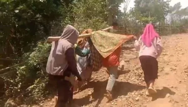 Tangkapan Layar Video yang Memperlihatkan Ibu Hamil Tengah Ditandu Warga di Maros Provinsi Sulsel, (Dok: Ist).