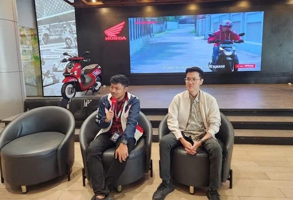 HC3 Supervisor Asmo Sulsel, Dwi Priyatno dan PDCA Analyst Asmo Sulsel, Hendri Rubin pada Anniversary pertama Astra Motor Xperience Centre (Dok: Ist)