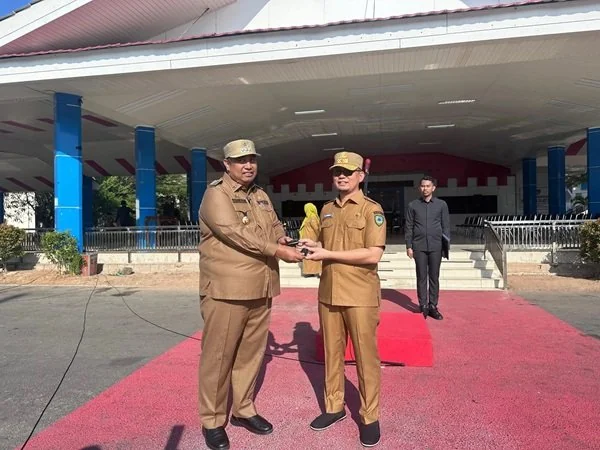 Bupati Maros, Andi Syafril Chaidir Syam, resmi menyerahkan kendaraan dinas kepada Sekretaris Daerah Kabupaten Maros (Dok : Ist).