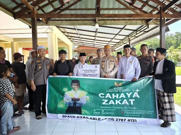 : Kapolres Jeneponto, AKBP Widi Setiawan saat salurkan Zakat Fitrah kepada Masyarakat.
