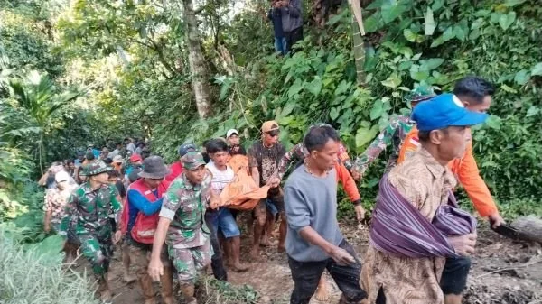 1 Korban Longsor di Toraja Utara Berhasil Ditemukan Tim SAR, Sabtu (27/4).