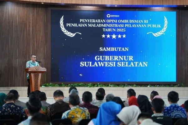 Plt Kadis Kominfo-SP Sulsel  Muhammad Salim Basmin saat menerima Opini Penilaian Maladministrasi Pelayanan Publik dari Ombudsman (Dok: Ist)