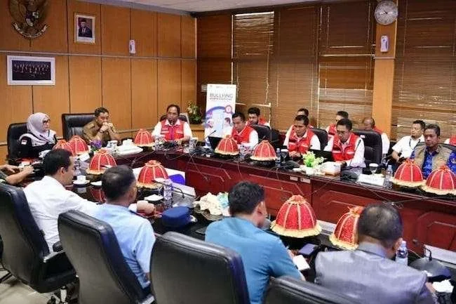 Penjabat Gubernur Sulsel, Bahtiar Baharuddin, dan Forkopimda Sulsel serta Kepala OPD Lingkup Sulsel melakukan kunjungan ke PT. Pertamina Regional VII di Jalan Garuda Makassar, Senin (18/12). Foto ist