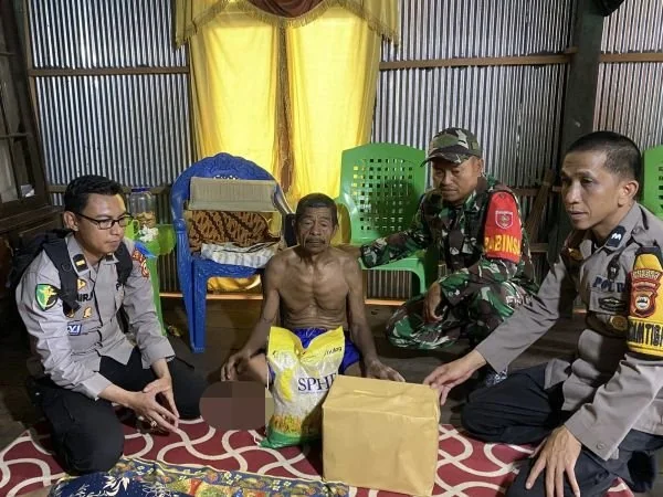 Tim Dokkes polres Jeneponto saat mendatangi kediaman pasangan lansia Daeng Nyingki (73) dan istrinya, Daeng Noro (70) di Desa Pa'rasangan Beru, Kecamatan Turatea. (Ist).