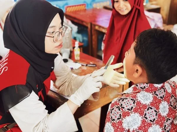 KKN-PK Unhas melakukan skrining kesehatan siswa SD di Panca Rijang. (Dok: Ist)