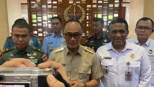 Pj Gubernur Sulsel, Prof Zudan Arif Fakrulloh dan Staf Ahli Kemenkopolkam, Laksamana Muda TNI Suharto Ladjde di Kantor Gubernur Sulsel (Dok: Nofi KabarMakassar)
