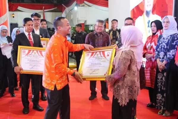 Pemberian Penghargaan oleh Gubenur Sulsel Andi Sudirman Sulaiman, (Dok: Ist).