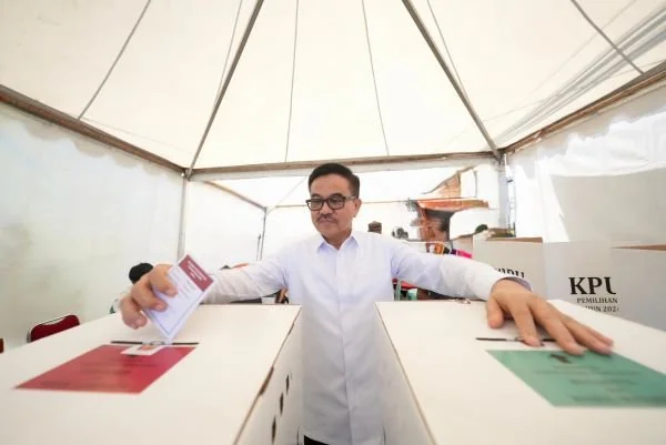 Sekprov Sulsel, Jufri Rahman saat mencoblos di TPS 12 Panakkukang (Dok: Ist)