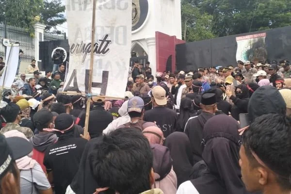 Ratusan massa aksi saat menggelar aksi unjuk rasa di depan Kantor Gubernur Sulbar (Dok : Ist).
