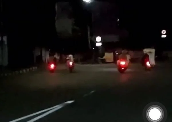 tangkapan layar video warga yang di serang kawanan geng motor (Dok:Ist)