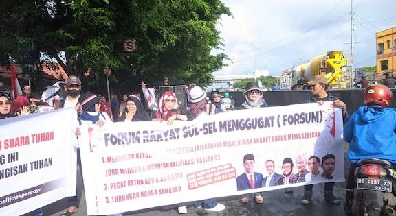 Aksi depan kantor DPRD Sulsel