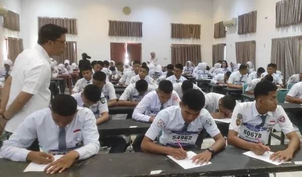 Kepala Badan Kesbangpol Provinsi Sulbar Muh. Darwis Damir, saat memantau langsung pelaksanaan ujian psikotes calon anggota Paskibraka di Mamuju. (Dok: Ist)