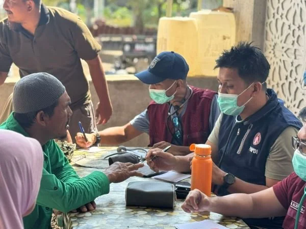 Tim Relawan Medis Universitas Hasanuddin terus memperkuat pelayanan kesehatan bagi para penyintas banjir dan longsor. (Dok: Ist)