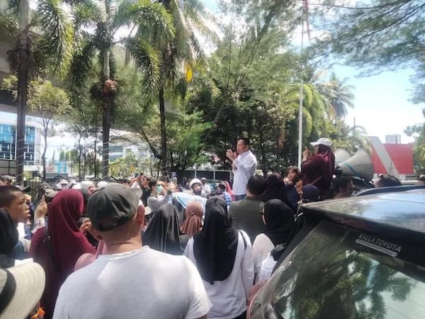 aksi unjuk rasa pedagang pasar terong di gedung DPRD Makassar (Dok:Ist)