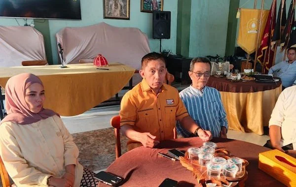 Ketua DPD Hanura Sulsel, Mayjen TNI (Purn) Andi Muhammad Bau Sawa Mappanyukki (Tengah), dan Ketua Panitia Pelantikan Hanura Sulsel, Irmawati Sila (Jilbab), (Dok: Ist).