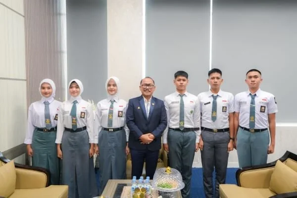 Gubernur Sulbar Suhardi Duka saat bertemu enam calon paskibraka Nasional asal Sulbar (Dok : Ist).