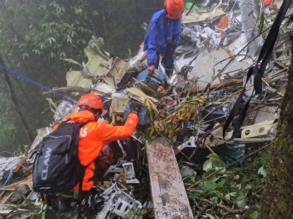 Penemuan bagian pesawat dan tubuh korban di lereng gunung Bulusaraung. (Dok: Ist)