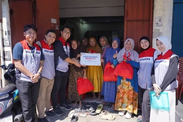 Pertamina Patra Niaga Regional Sulawesi melalui Program Pertamina Berkah kembali menghadirkan manfaat bagi masyarakat di sekitar wilayah operasional perusahaan dengan menyalurkan paket sembako gratis. (Dok: Ist)