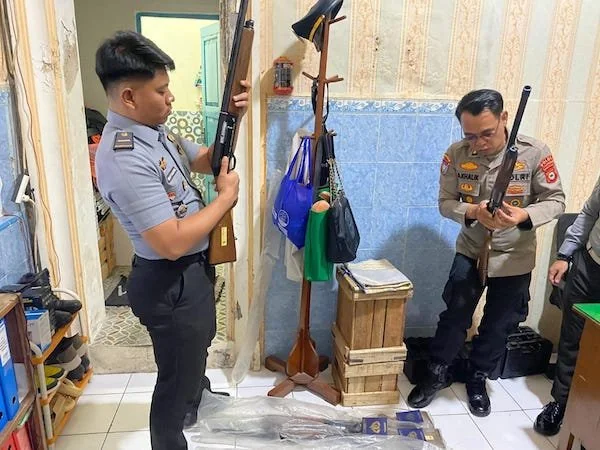 Tim Kepolisian Polda Sulsel, saat mengecek senjata api di Rutan Kelas IIB Bantaeng. (Ist).