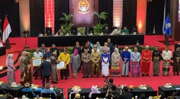 Penyerahan penghargaan kepada berbagai pihak yang berkontribusi bagi kemajuan Sulsel (dok. Syamsi/Kabar Makassar)