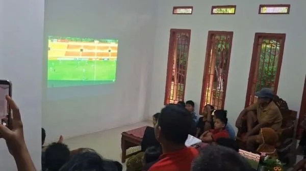 Warga Talondo, Bonehau Mamuju saat menggelar nonton bareng Liga 4 Piala Presiden antara Persimaju Mamuju berhadapan Unaaha FC (Dok: Aldy)