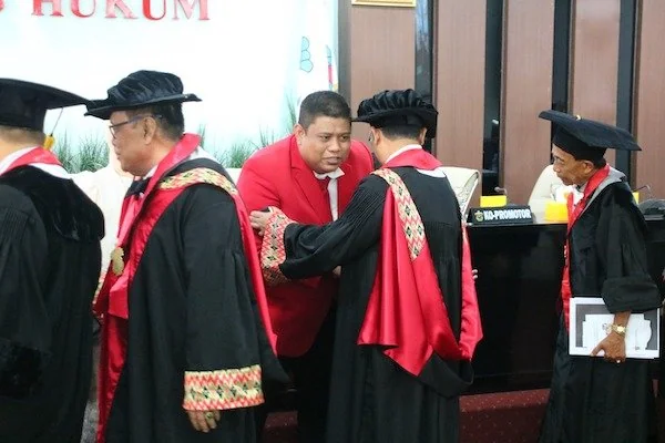 Ketua Badan Pengawas Pemilu (Bawaslu) Kota Makassar, Dede Arwinsyah, saat Meraih Gelar Doktor Ilmu Hukum, (Dok: Ist).