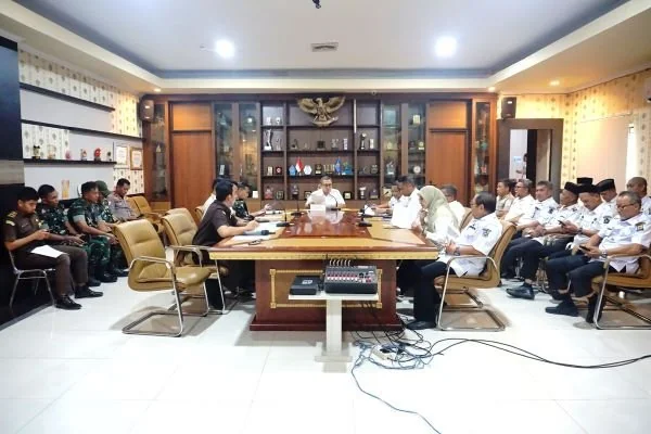 Bupati Jeneponto H Paris Yasir saat memimpin rakor Forkompinda guna mengantisipasi lonjakan harga pangan jelang lebaran. (Dok: Ist)