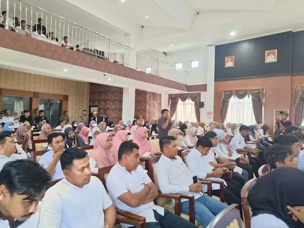ratusan non-ASN yang melakukan audiensi, di Ruang Pola kantor bupati Sinjai, Rabu (18/12/2024)