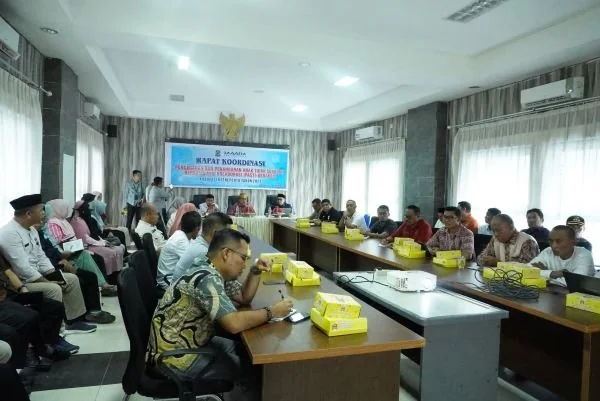 Kepala Bappeda Jeneponto, Alfian Afandy Syam saat menyampaikan laporannya di hadapan Bupati Paris Yasir dan Wabup Islam Iskandar pada sesi Rapat Koordinasi Pencegahan dan Penanganan Anak Tidak Sekolah (PPATS) di Ruang Tamarunang Bappeda Jeneponto (Dok : I