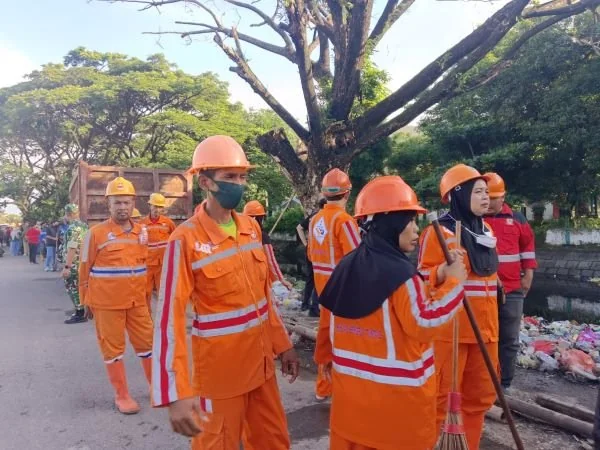 Petugas Kebersihan (Dok: Sinta KabarMakassar).
