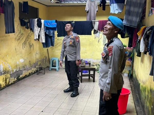 Perwira Pengawas (Pawas) Polres Sinjai, Iptu Herman bersama Kepala Seksi Profesi dan Pengamanan (Kasi Propam) Polres Sinjai, Iptu Suparman melakukan pengecekan ruang tahanan (Dok : ist).