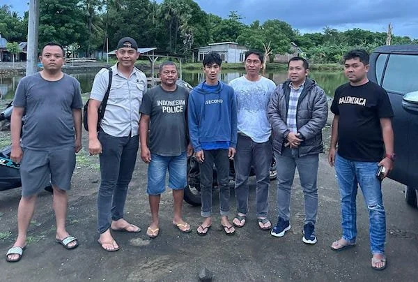(Foto : Pelaku di tengah menggunakan kaos bewarna biru, IST).