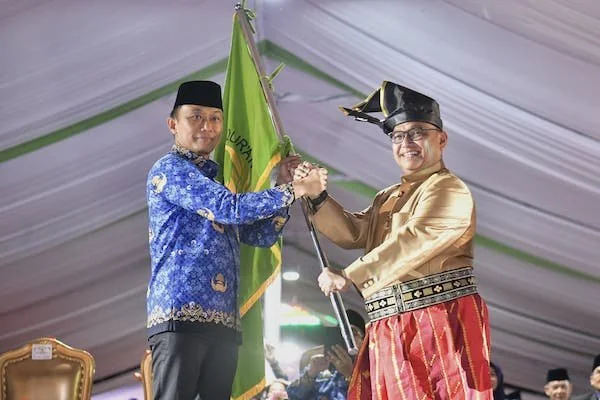 Prof Zudan saat memberikan bendera pataka MTQ Korpri Nasional kepada Ketua Korpri Sulsel, Hasan Sijaya (Dok: Ist)