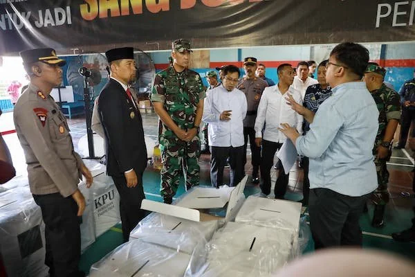 Pjs Wali Kota Makassar, Andi Arwin Azis, dalam kunjungan langsung ke gudang logistik KPU di Jalan Inspeksi Kanal Borong pada Jumat (15/11) (dok ist)