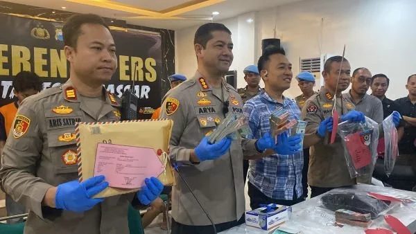 Konferensi pers pelaku perampokan seorang karyawan yang membawa uang Rp400 juta (Dok: Atri KabarMakassar)