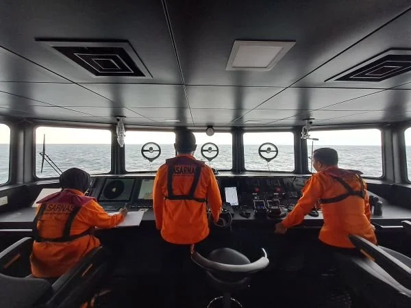 Basarnas Mamuju saat melakukan proses pencarian di laut (Dok : Ist).
