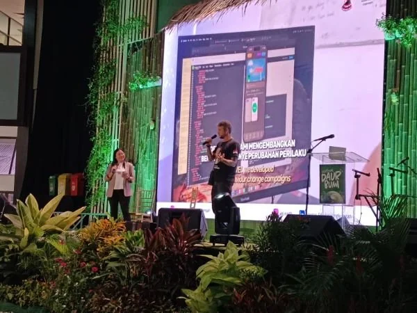 Aktivis sekaligus konten kreator lingkungan Mr. Benny, yang akrab disapa Bule Sampah saat Menjadi Pembicara di Festival Daur Bumi 2025, (Dok: Sinta KabarMakassar).