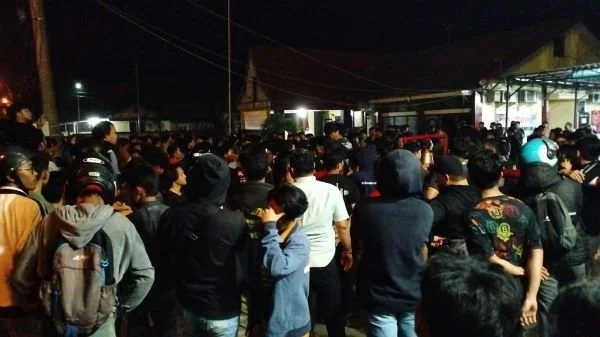 Suasana demo yang dilakukan di depan Mapolresta Mamuju (Dok : Aldy KabarMakassar).